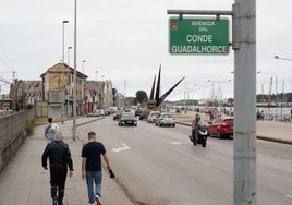 Avenida del Conde Guadalhorce junto al paseo de la ría de Avilés.
