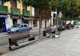 La farola derribada por la máquina de limpieza.