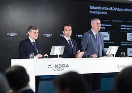 El director general financiero de Indra, Miguel Forteza; el presidente del grupo, Ángel Escribano; y el consejero delegado de la compañía, José Vicende de los Mozos.