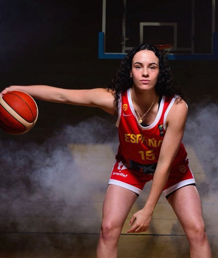 Imagen secundaria 2 - Lucía, con su medalla, en un partido con el Adba Sanfer y en una imagen promocional con España.