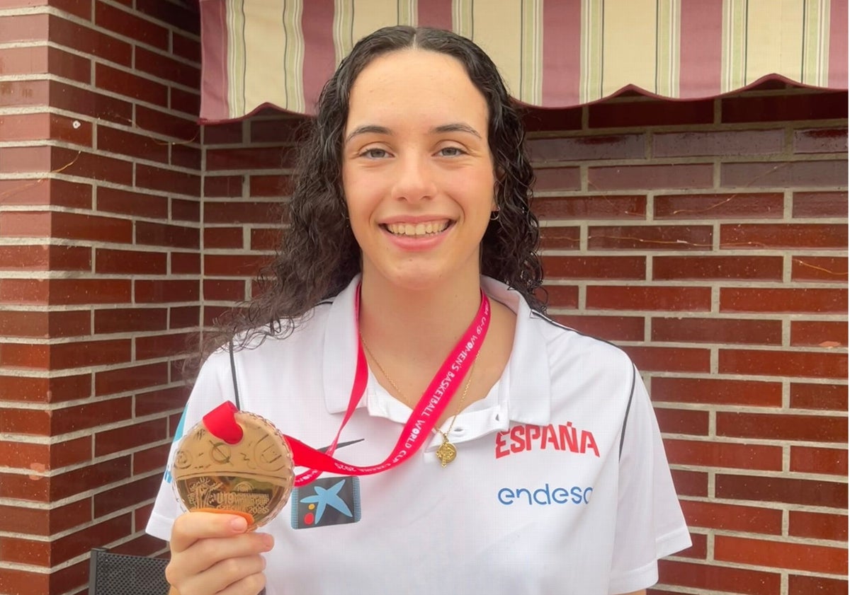 Imagen principal - Lucía, con su medalla, en un partido con el Adba Sanfer y en una imagen promocional con España.