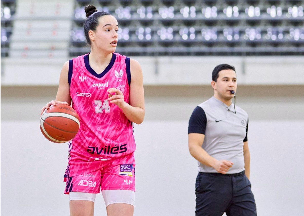 Imagen secundaria 1 - Lucía, con su medalla, en un partido con el Adba Sanfer y en una imagen promocional con España.