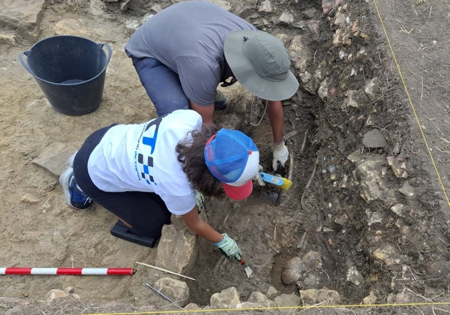Dos voluntarios, en la fosa común de la necrópolis