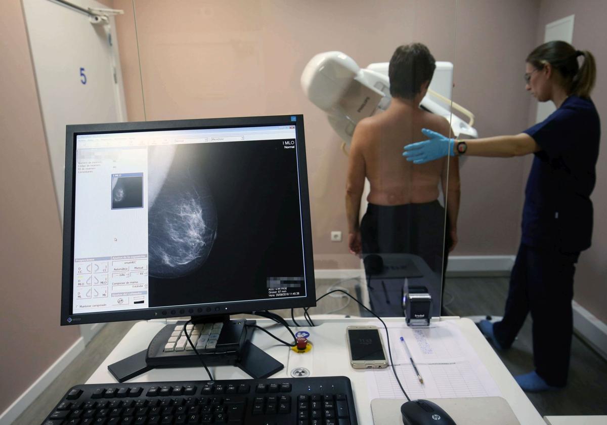 Una mujer se somete a una mamografía.