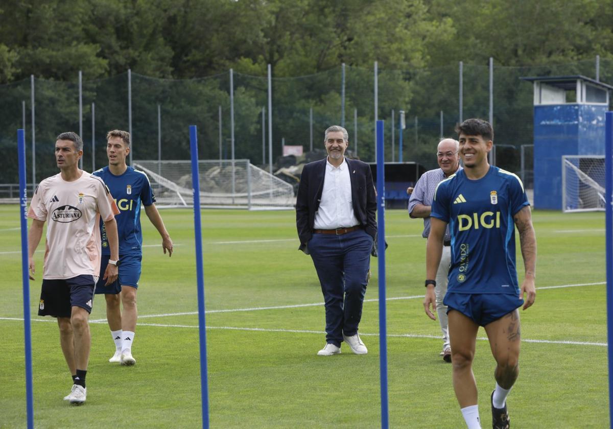 En el centro, el presidente del Real Oviedo, Martín Peláez, durante un entrenamiento de pretemporada en El Requexón.