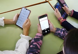 Estudiantes con móviles.