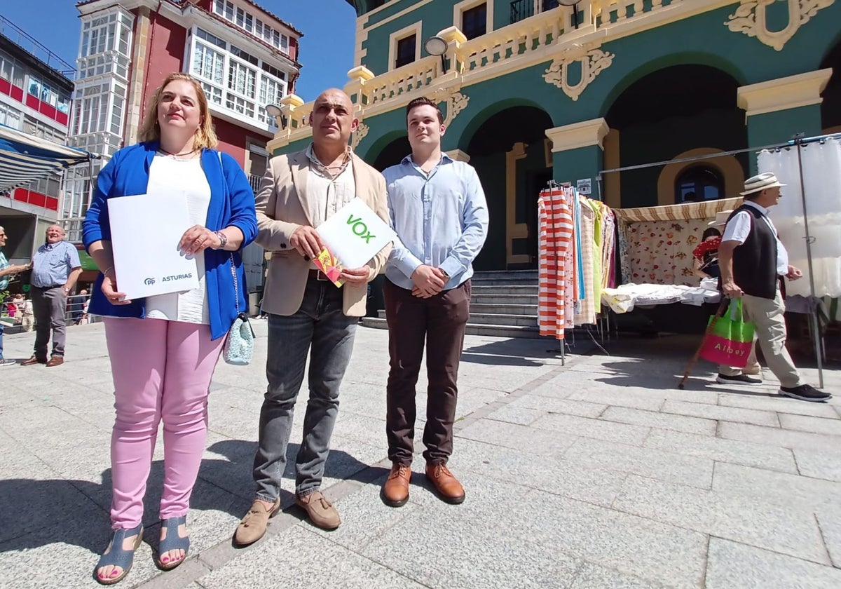 Montse Fernández (a la izquierda) y Sergio García (a la derecha) tras la firma del pacto en 2023 que supuso el gobierno de coalición entre PP y Vox en Tineo.