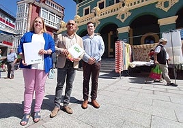 Montse Fernández (a la izquierda) y Sergio García (a la derecha) tras la firma del pacto en 2023 que supuso el gobierno de coalición entre PP y Vox en Tineo.