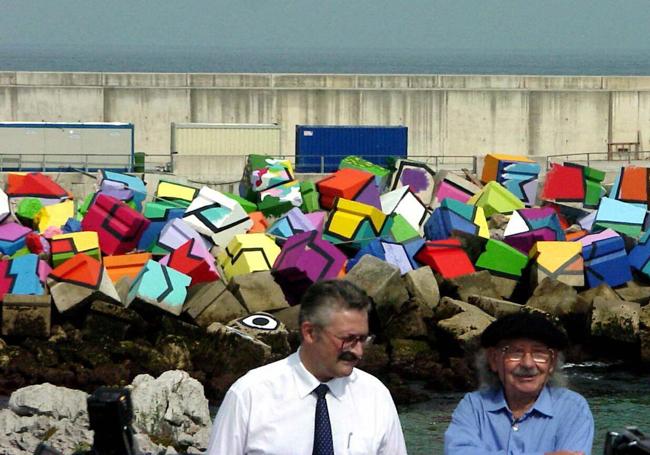El alcalde Trevín y con el artista Agustín Ibarrola, posan ante los Cubos de la Memoria, en 2001.