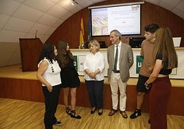 Beatriz García, coordinadora del curso, y Juan Carlos Menéndez, director de la UNED Asturias, junto con algunos alumnos.
