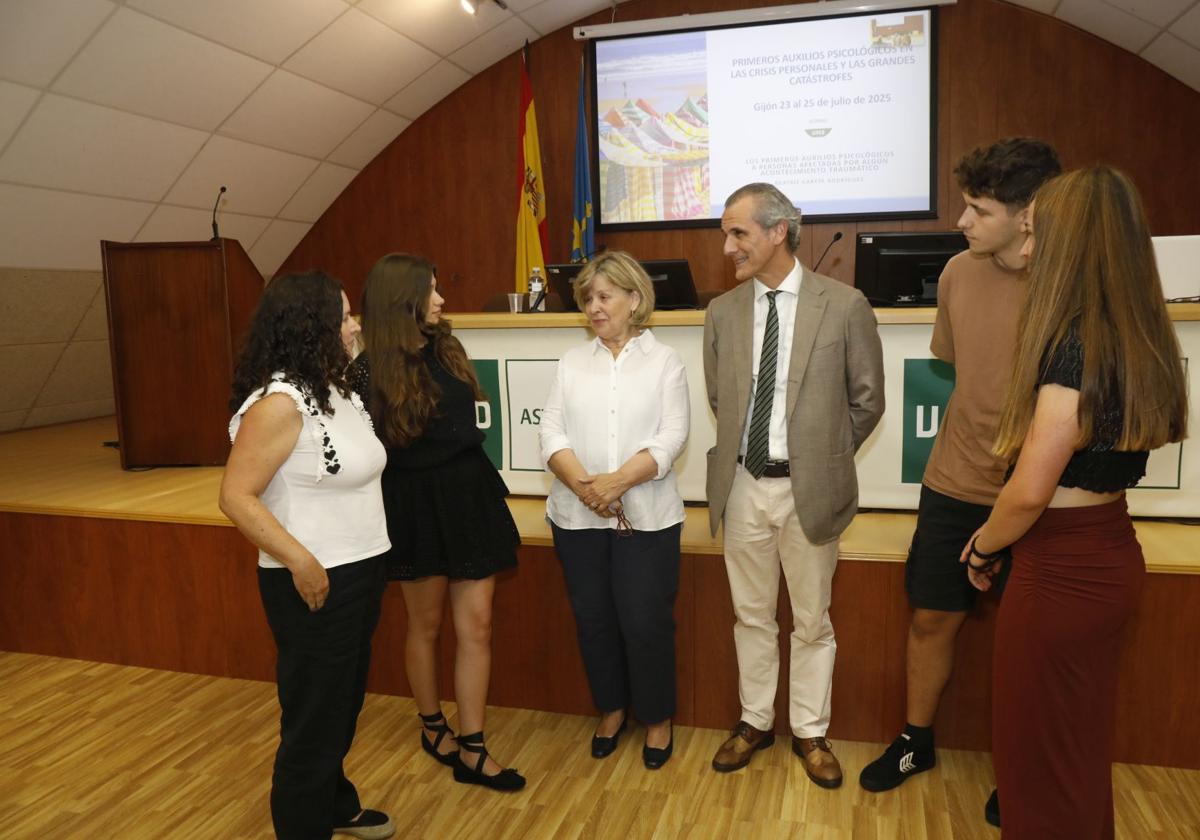 Beatriz García, coordinadora del curso, y Juan Carlos Menéndez, director de la UNED Asturias, junto con algunos alumnos.