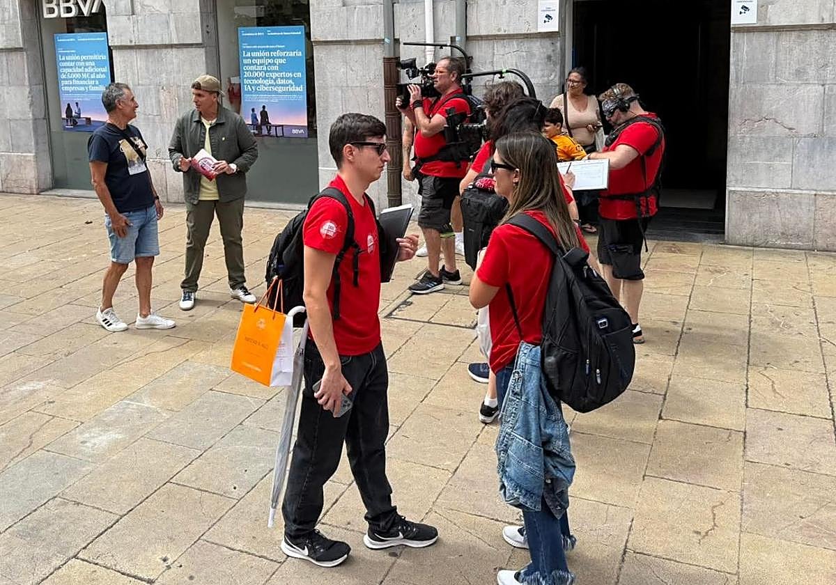 Xuso Jones, en la calle de La Cámara de Avilés, con un concursante.