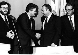 Toma de posesión.Rodríguez-Vigil felicitando a susucesor, en presencia de NarcisSerra y Txiki Benegas.