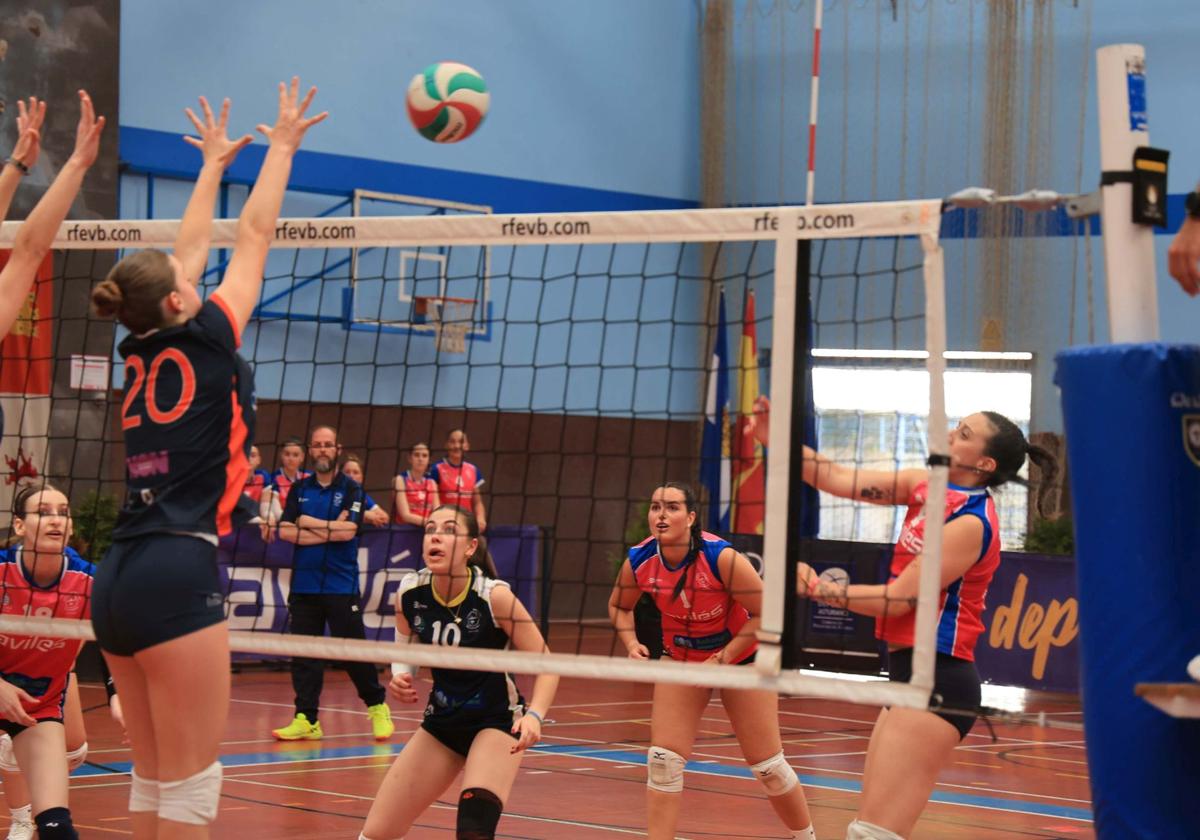 Patricia Franco ejecuta un remate, con Paula Ardura atenta a la jugada, durante un partido de la pasada fase de ascenso.