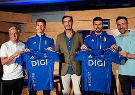 Horatiu Moldovan y Luka Ilic, en su presentación como nuevos jugadores del Real Oviedo.