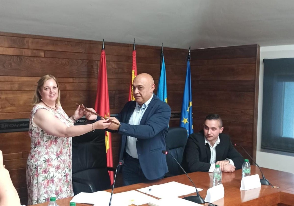 La popular Montse Fernández recibe, del entonces portavoz de Vox, Luis López, quien dimitió en 2024, el bastón de mando del concejo. A la derecha, sentado, Sergio García, actual portavoz de Vox.