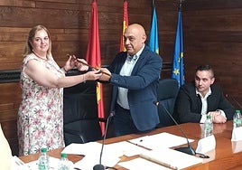 La popular Montse Fernández recibe, del entonces portavoz de Vox, Luis López, quien dimitió en 2024, el bastón de mando del concejo. A la derecha, sentado, Sergio García, actual portavoz de Vox.