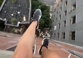 Una de las jóvenes, con las piernas colgando, en una imagen compartida de las redes sociales.