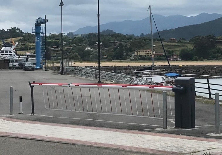 Villaviciosa exige que se retire la barrera que cierra el acceso al puerto del Puntal