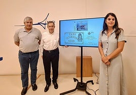 José Ramón Rumoroso, del Grupo Filatélico; Juan Rivero, de Casa Tataguyo, y la concejala Raquel Ruiz muestra el diseño del sello y el matasellos conmemorativos.