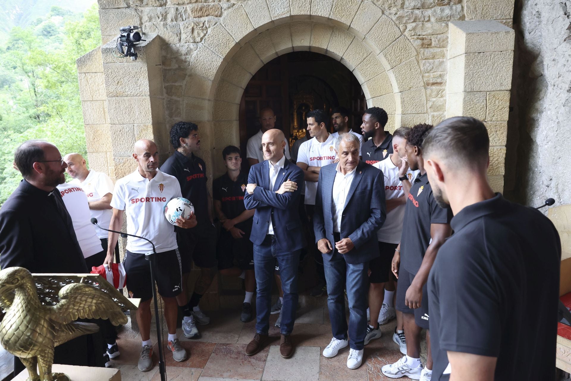 La Santina bendice la nueva temporada del Sporting de Gijón