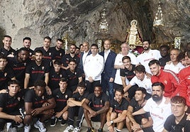 La plantilla y la directiva del Sporting de Gijón posan junto a la Santina.