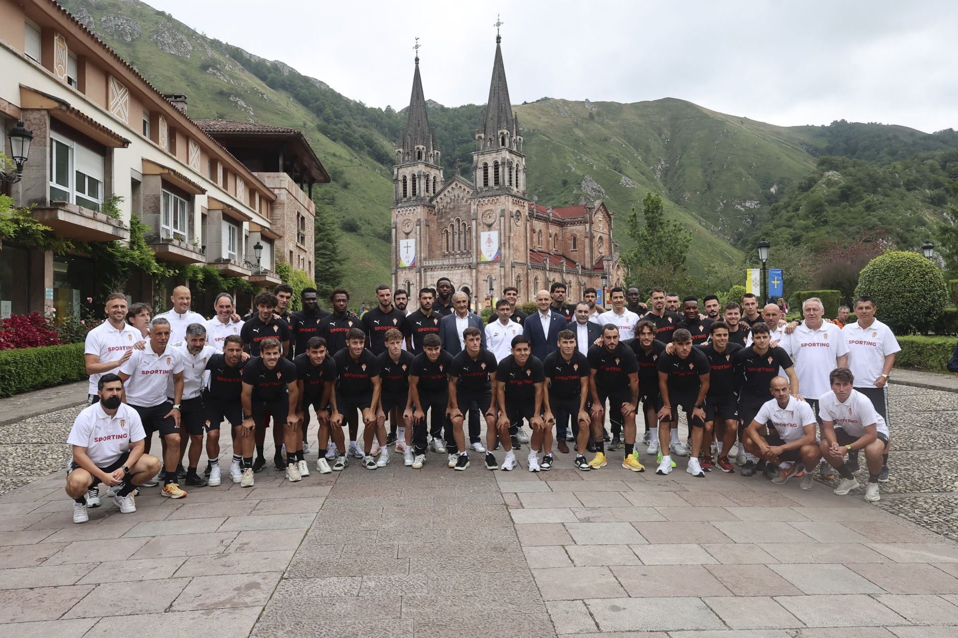 La Santina bendice la nueva temporada del Sporting de Gijón