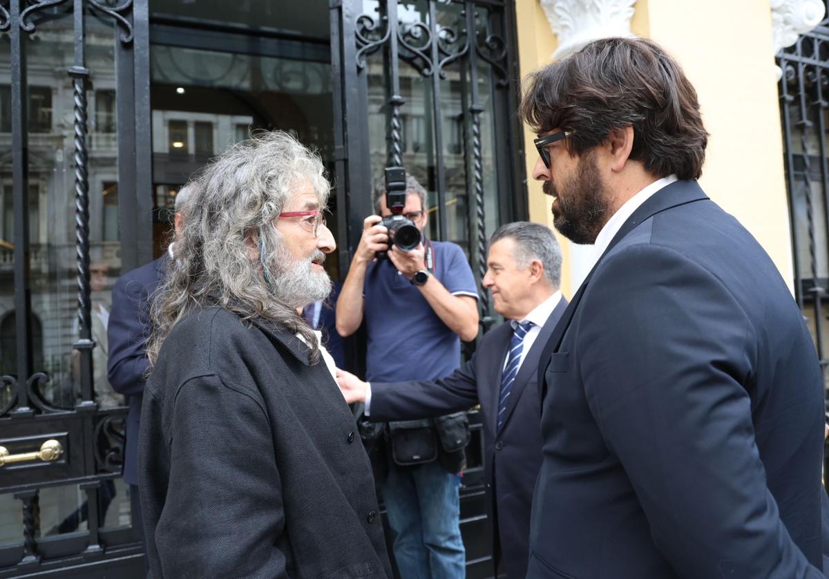 El alcalde de Llanes, Enrique Riestra, saluda a la entrada de la capilla ardiente Miguel Trevín, hermano del expresidente asturiano.
