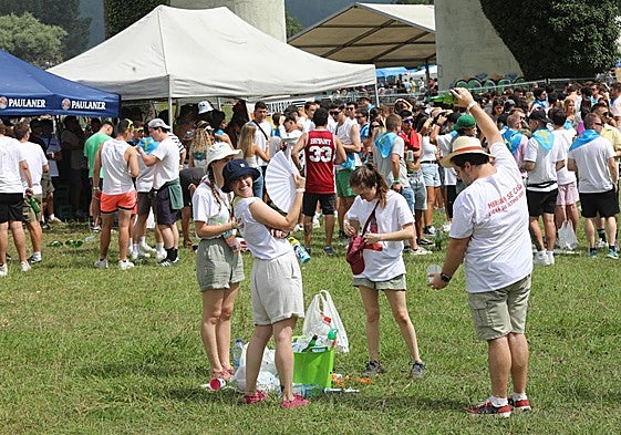 Romeros en el prau Salcéu en una pasada edición del Xiringüelu de Pravia.