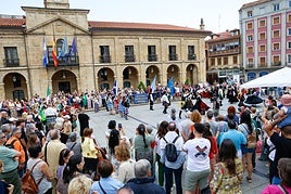 Mucho público siguiendo las actuaciones en la Plaza de España.