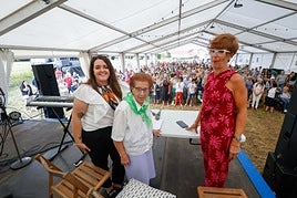 Sor María Jesús sobre el escenario en la lectura del pregón de Miranda frente a muchos vecinos.