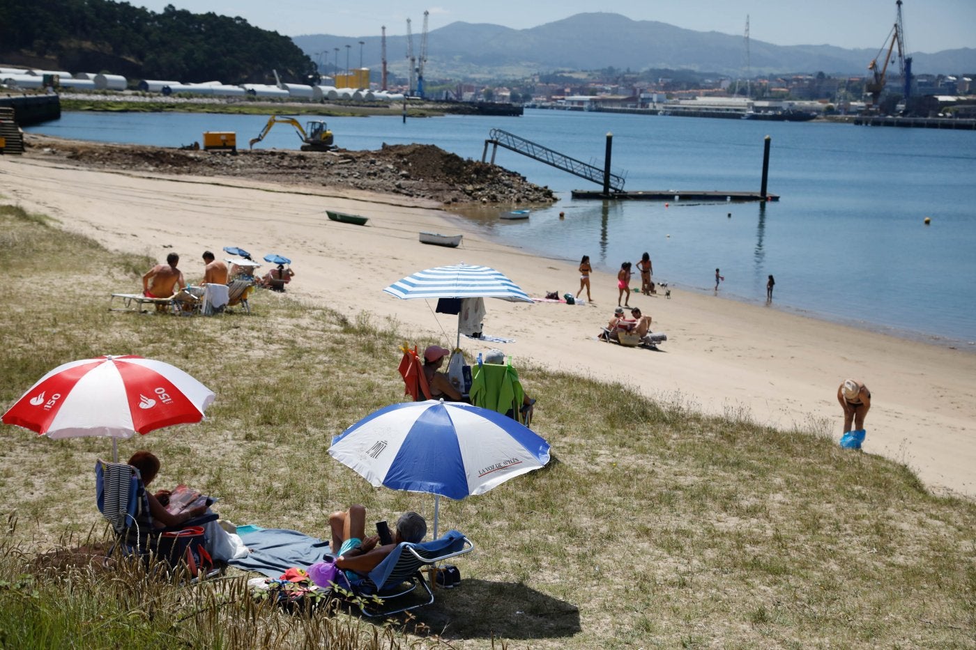 Cada vez más personas disfrutan de la naturaleza de la playa de San Balandrán.