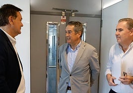 Francisco Blanco conversa con Javier García y Javier Fernández en el edificio Gemelo B.