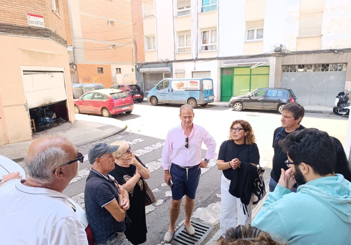Los concejales socialistas Tino Vaquero, Carmen Eva Pérez Ordieres y Jacobo López se reúnen con los vecinos de la calle San Matías.