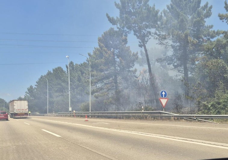 Retenciones en la autopista 'Y' por un incendio al margen de la carretera