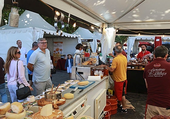 Gijoneses y turistas disfrutaron del primer día del mercado gastornómico luso en Campo Valdés.