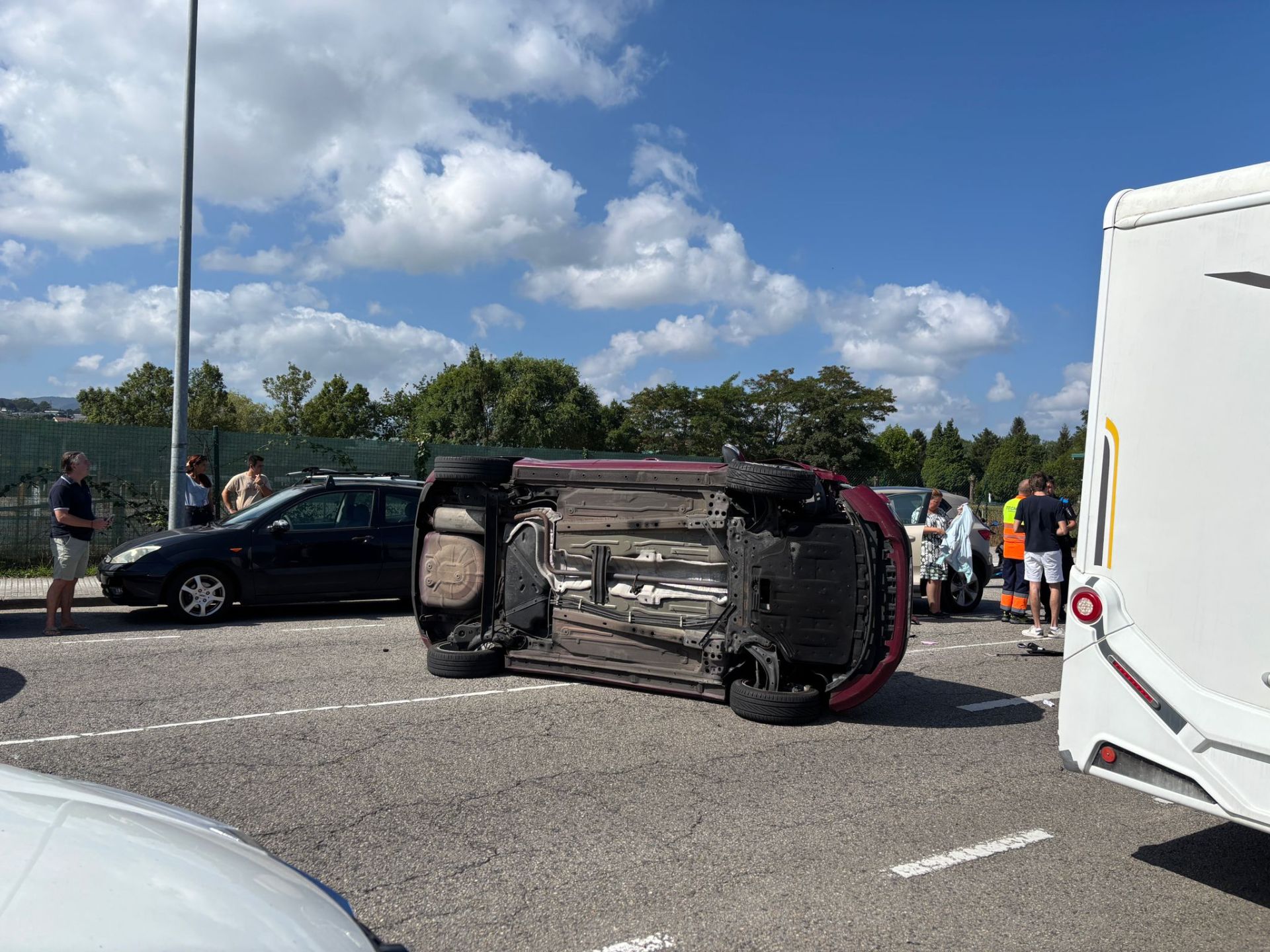 Así quedó el coche volcado en la avenida Albert Einstein.