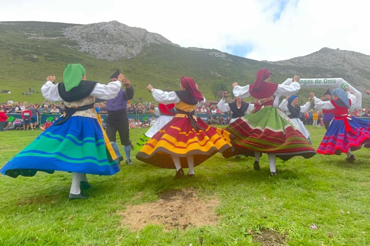 La Agrupación Folkórica Picos de Europa bailando en la Vega.