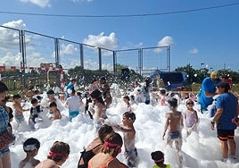 Fiesta de la espuma ayer en Granda.