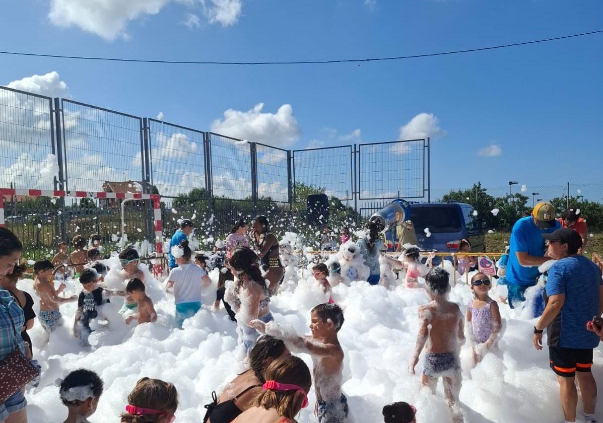 Fiesta de la espuma ayer en Granda.