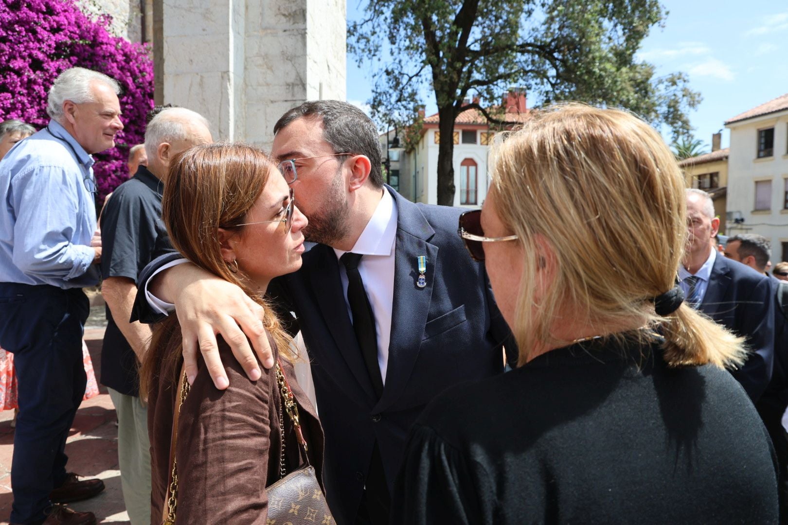 Emotivo adiós a Antonio Trevín en Llanes