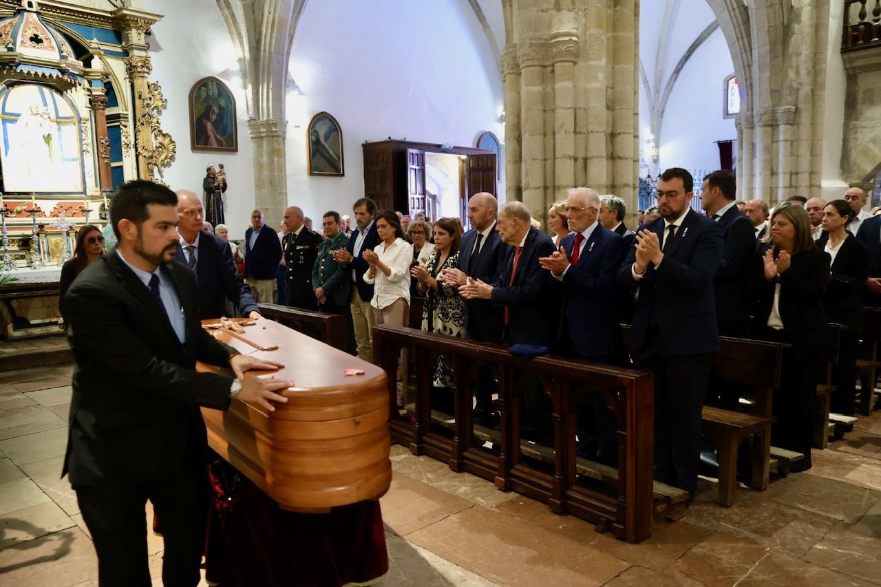 Emotivo adiós a Antonio Trevín en Llanes