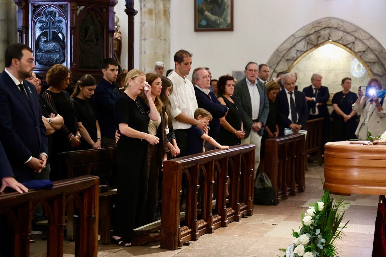 Emotivo adiós a Antonio Trevín en Llanes