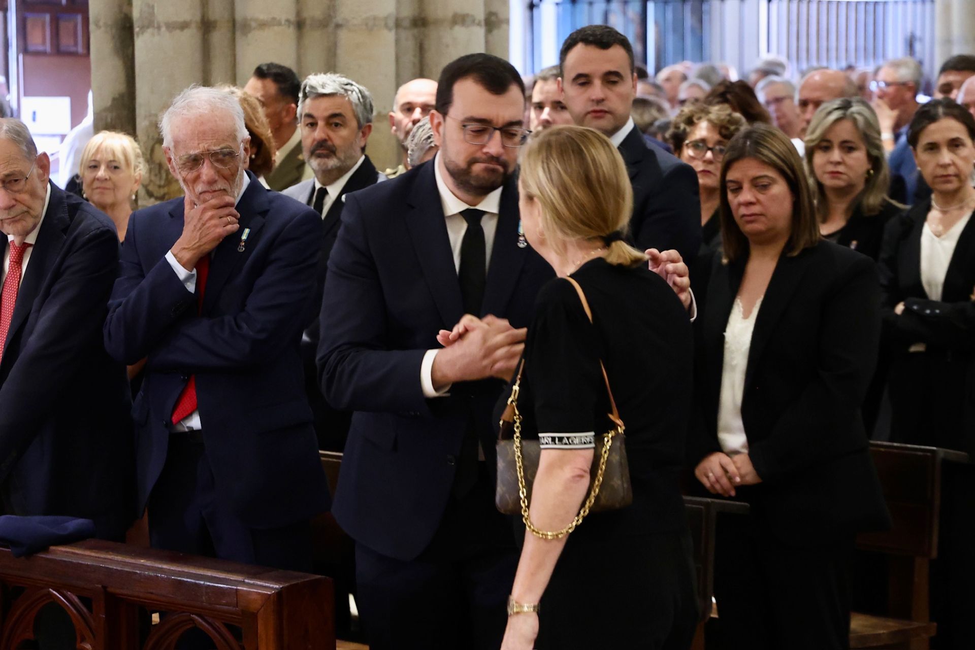 Emotivo adiós a Antonio Trevín en Llanes