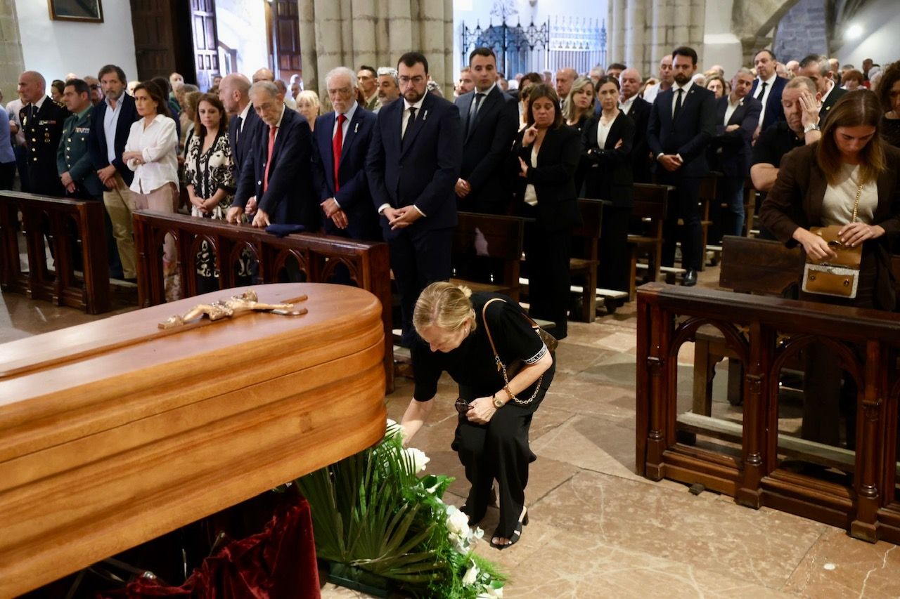 Emotivo adiós a Antonio Trevín en Llanes