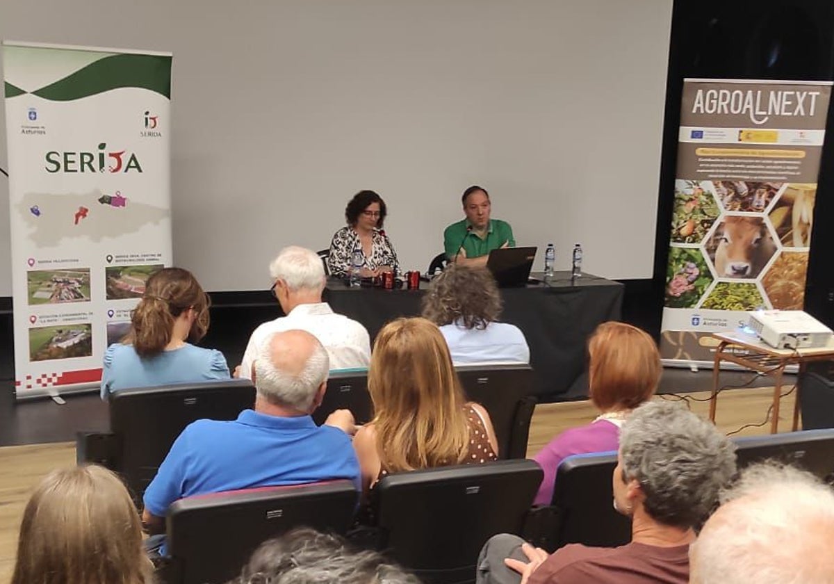 Presentación de una de las jornadas técnicas con la directora general del Serida, Mamen Oliván, y el alcalde de Villaviciosa, Alejandro Vega.