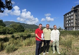 El aparejador municipal, Daniel Navarro, con el edil Alejandro Villa y el alcalde de Siero, Ángel García, 'Cepi'.