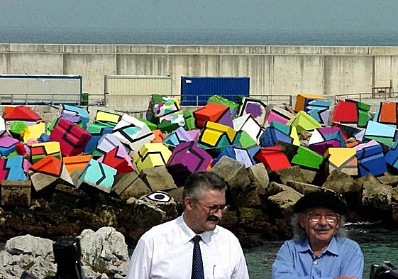Antonio Trevín y Agustín Ibarrola, con la primera fase de los Cubos de la Memoria, en septiembre de 2001.