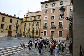 Una de las múltiples visitas guiadas que son ya muy habituales en el casco histórico de Avilés en cualquier época del año.