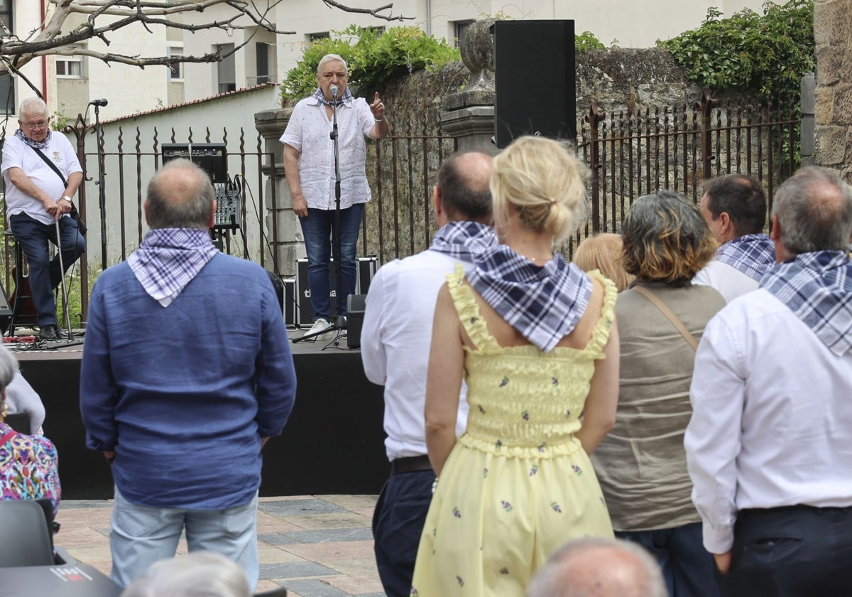 Con el pañuelo sabugero, Pepa Sanz reinvindicó la huella de las mujeres en Sabugo.